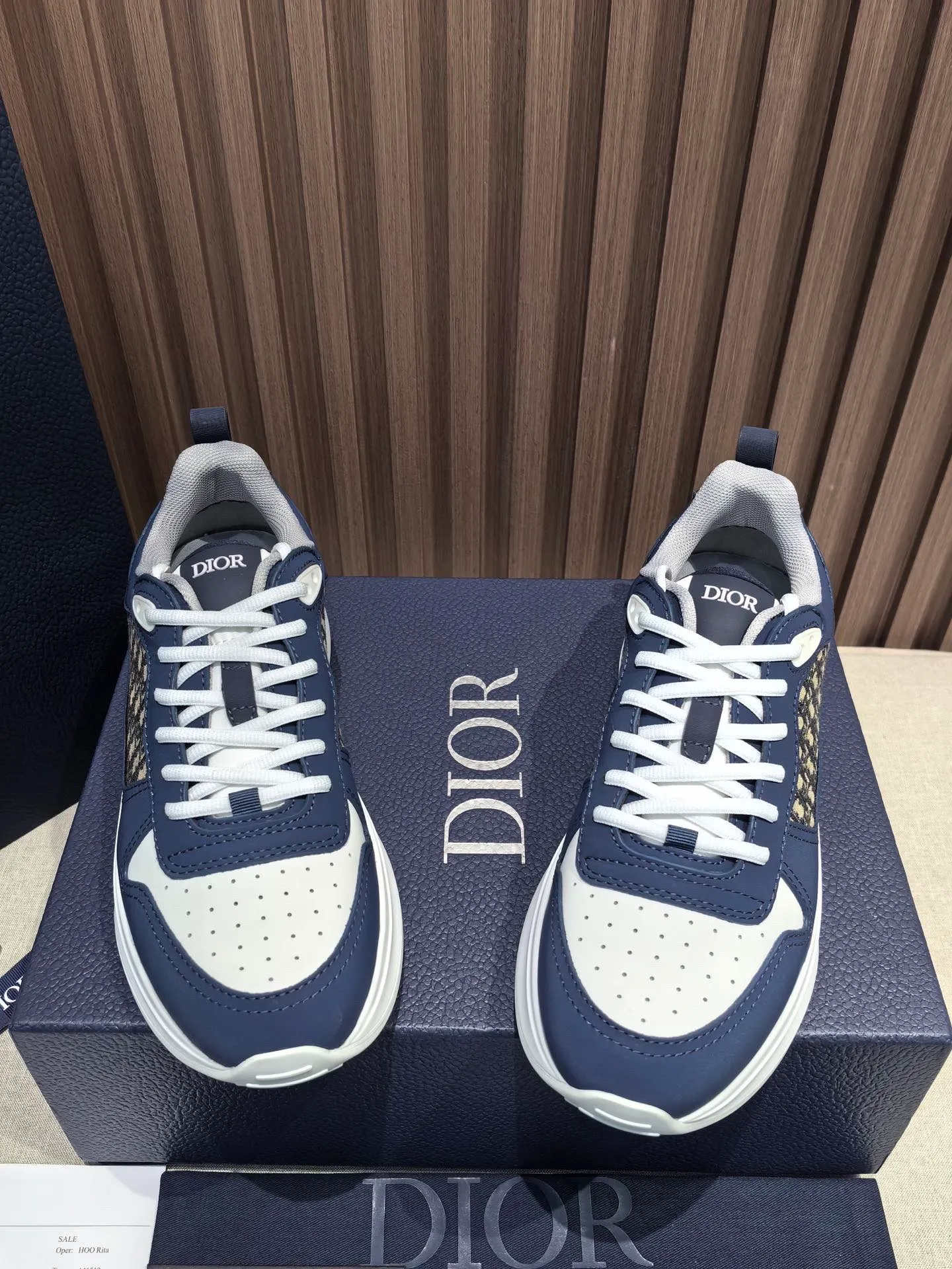 Factory price: 440💰 🔍Top purchasing agent🇮🇹 Dior's super-popular sports shoes, popular for street men, are synchronized with the new product counters. The uppers are made of Italian original imported cowhide and matched with D's customized fabrics. It is a must-have for fashionistas. The complex craftsmanship is perfectly reproduced. Imported soft cowhide foot pads, soles: original soles specially provided by the original factory, exclusive movable molded soles are super comfortable, original factory follow-up goods, 🔍🔍high quality, you can enter and exit the counter at will, welcome to compare, code number 38-45 (46 can be customized and cannot be returned or exchanged)